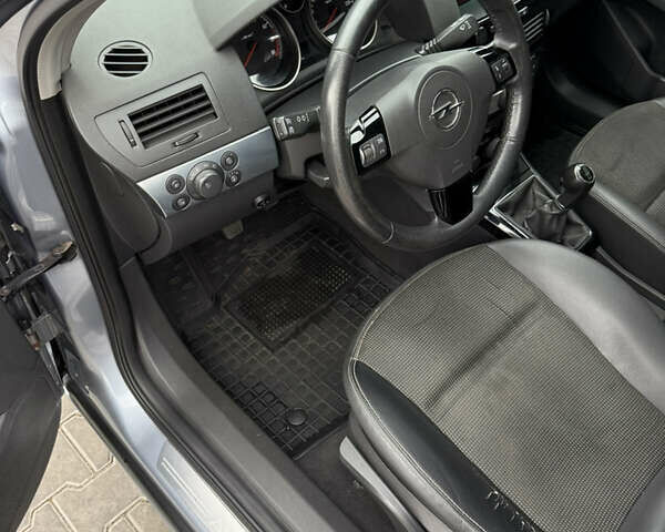 Серый Опель Астра, объемом двигателя 1.6 л и пробегом 289 тыс. км за 4200 $, фото 7 на Automoto.ua