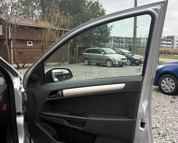 Серый Опель Астра, объемом двигателя 1.6 л и пробегом 215 тыс. км за 6000 $, фото 33 на Automoto.ua