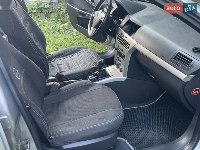 Серый Опель Астра, объемом двигателя 1.7 л и пробегом 260 тыс. км за 4750 $, фото 27 на Automoto.ua