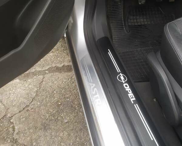 Серый Опель Астра, объемом двигателя 1.7 л и пробегом 285 тыс. км за 5500 $, фото 10 на Automoto.ua