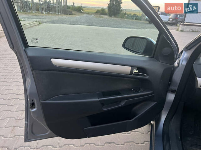 Серый Опель Астра, объемом двигателя 1.6 л и пробегом 234 тыс. км за 5700 $, фото 25 на Automoto.ua