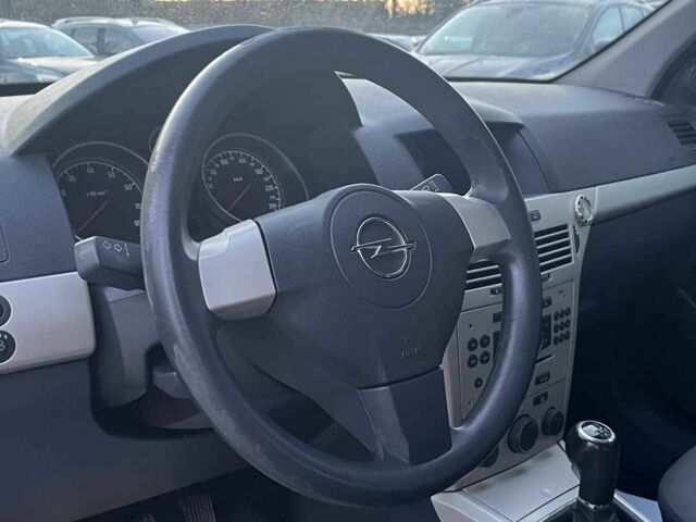 Серый Опель Астра, объемом двигателя 1.4 л и пробегом 220 тыс. км за 5500 $, фото 9 на Automoto.ua