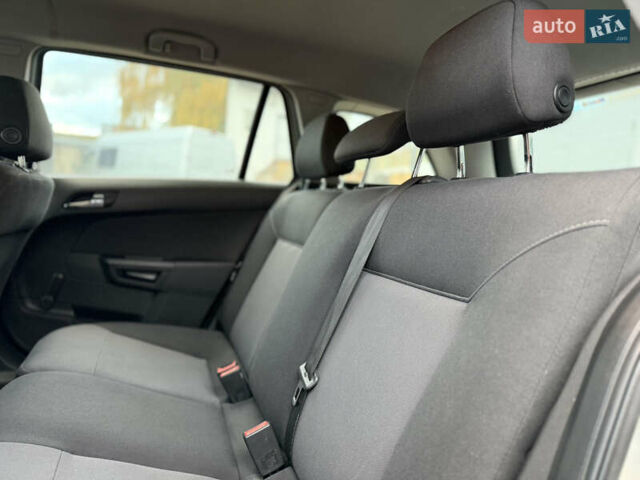 Опель Астра 2008 в Ровно на Automoto.ua Серый Опель Астра, объемом двигателя 1.91 л и пробегом 255 тыс. км за 4300 $, фото 56 на Automoto.ua