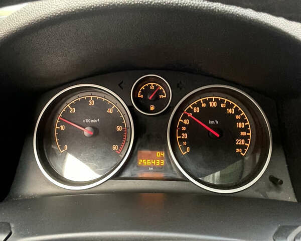 Серый Опель Астра, объемом двигателя 1.91 л и пробегом 257 тыс. км за 4800 $, фото 8 на Automoto.ua