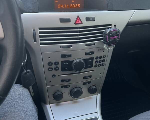 Серый Опель Астра, объемом двигателя 1.7 л и пробегом 280 тыс. км за 4700 $, фото 11 на Automoto.ua