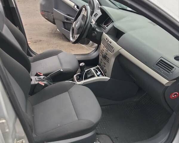 Серый Опель Астра, объемом двигателя 1.7 л и пробегом 280 тыс. км за 4999 $, фото 5 на Automoto.ua