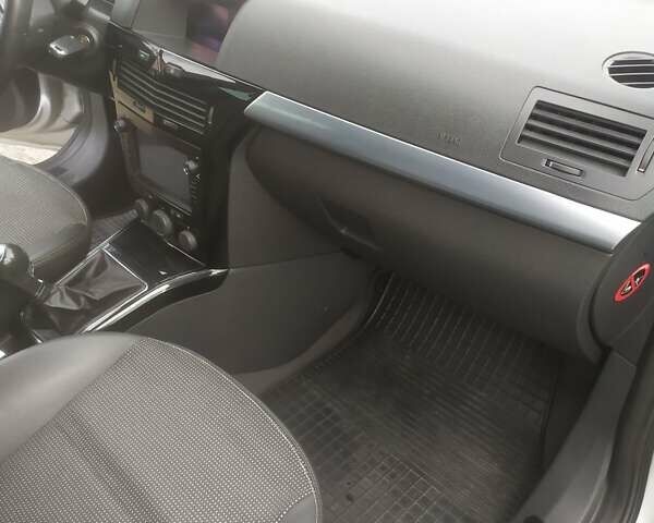 Серый Опель Астра, объемом двигателя 1.7 л и пробегом 285 тыс. км за 5500 $, фото 3 на Automoto.ua