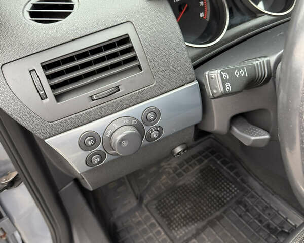 Серый Опель Астра, объемом двигателя 1.6 л и пробегом 289 тыс. км за 4200 $, фото 10 на Automoto.ua