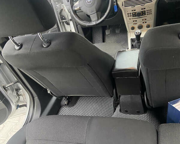 Серый Опель Астра, объемом двигателя 1.6 л и пробегом 220 тыс. км за 4300 $, фото 8 на Automoto.ua