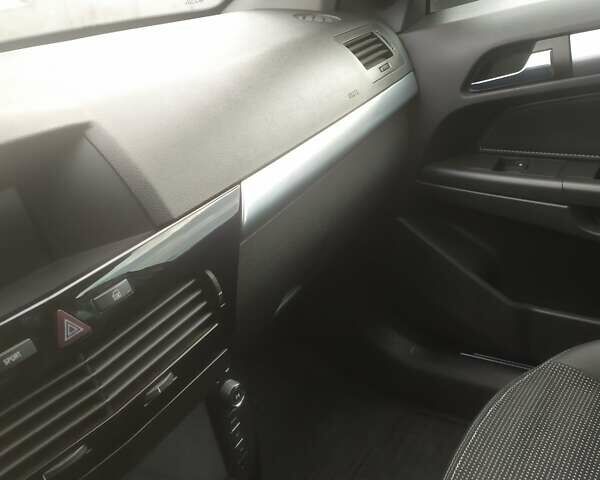 Серый Опель Астра, объемом двигателя 1.7 л и пробегом 285 тыс. км за 5500 $, фото 32 на Automoto.ua