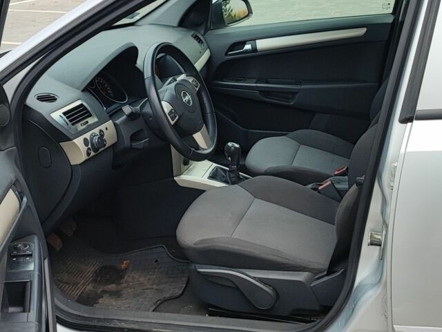 Серый Опель Астра, объемом двигателя 1.7 л и пробегом 275 тыс. км за 1900 $, фото 7 на Automoto.ua