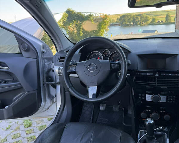 Серый Опель Астра, объемом двигателя 1.9 л и пробегом 250 тыс. км за 6000 $, фото 10 на Automoto.ua