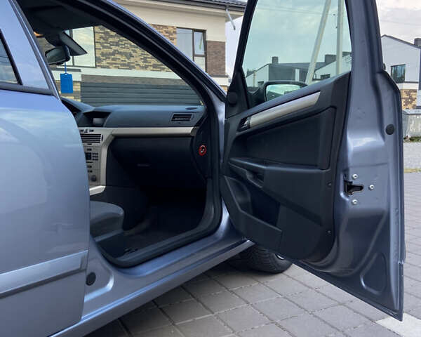 Серый Опель Астра, объемом двигателя 1.6 л и пробегом 214 тыс. км за 5700 $, фото 9 на Automoto.ua