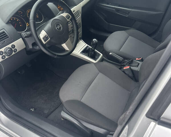 Серый Опель Астра, объемом двигателя 1.6 л и пробегом 196 тыс. км за 5600 $, фото 30 на Automoto.ua