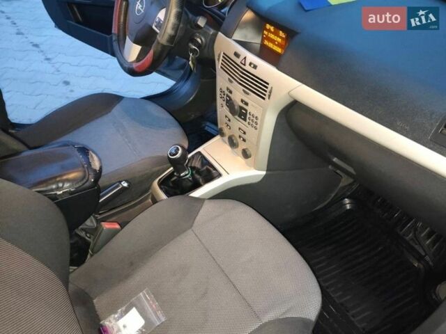 Серый Опель Астра, объемом двигателя 1.6 л и пробегом 260 тыс. км за 5000 $, фото 2 на Automoto.ua