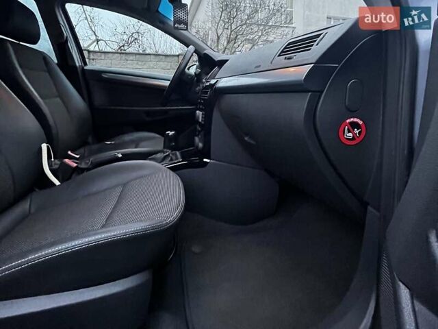 Серый Опель Астра, объемом двигателя 1.6 л и пробегом 251 тыс. км за 6100 $, фото 53 на Automoto.ua