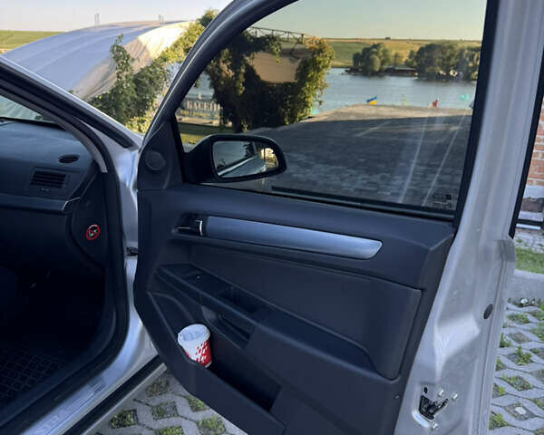 Серый Опель Астра, объемом двигателя 1.9 л и пробегом 250 тыс. км за 6000 $, фото 21 на Automoto.ua