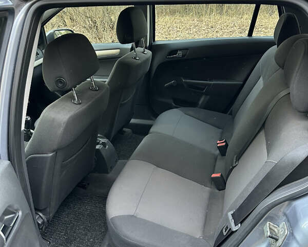 Серый Опель Астра, объемом двигателя 1.6 л и пробегом 216 тыс. км за 5600 $, фото 12 на Automoto.ua