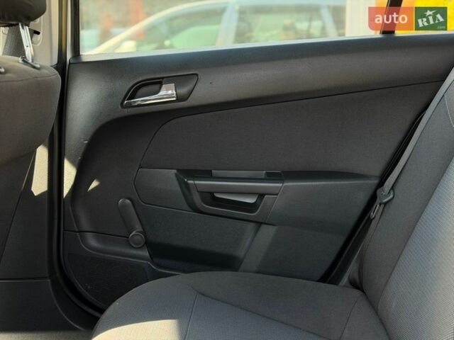 Серый Опель Астра, объемом двигателя 1.69 л и пробегом 254 тыс. км за 5500 $, фото 44 на Automoto.ua