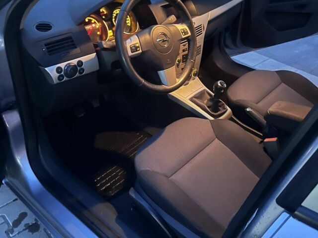 Серый Опель Астра, объемом двигателя 1.7 л и пробегом 186 тыс. км за 4900 $, фото 3 на Automoto.ua