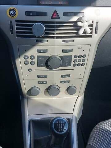 Серый Опель Астра, объемом двигателя 1.8 л и пробегом 265 тыс. км за 5000 $, фото 7 на Automoto.ua