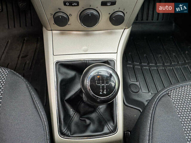 Серый Опель Астра, объемом двигателя 1.6 л и пробегом 197 тыс. км за 5990 $, фото 19 на Automoto.ua