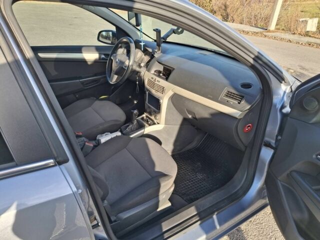 Серый Опель Астра, объемом двигателя 1.7 л и пробегом 300 тыс. км за 4700 $, фото 5 на Automoto.ua