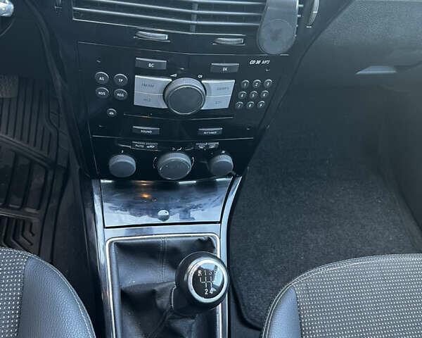 Серый Опель Астра, объемом двигателя 1.6 л и пробегом 276 тыс. км за 5500 $, фото 3 на Automoto.ua