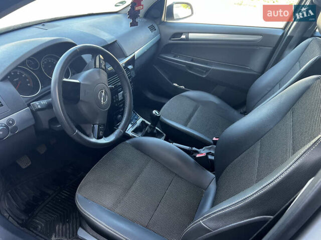 Серый Опель Астра, объемом двигателя 1.6 л и пробегом 276 тыс. км за 5500 $, фото 12 на Automoto.ua