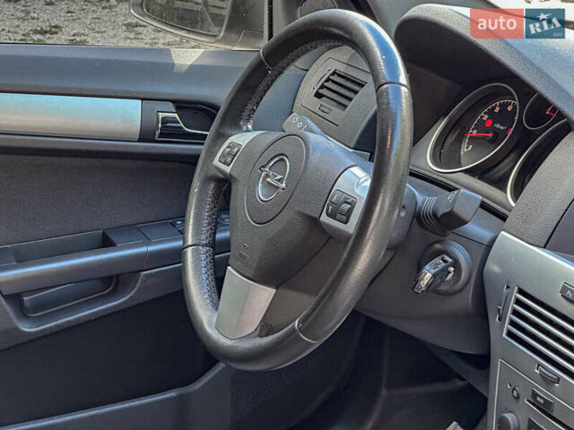 Серый Опель Астра, объемом двигателя 1.6 л и пробегом 210 тыс. км за 5500 $, фото 108 на Automoto.ua