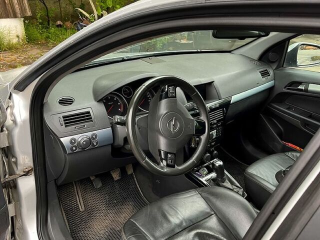 Опель Астра 2009 в Новорад-Волынском на Automoto.ua Серый Опель Астра, объемом двигателя 1.9 л и пробегом 289 тыс. км за 5100 $, фото 4 на Automoto.ua