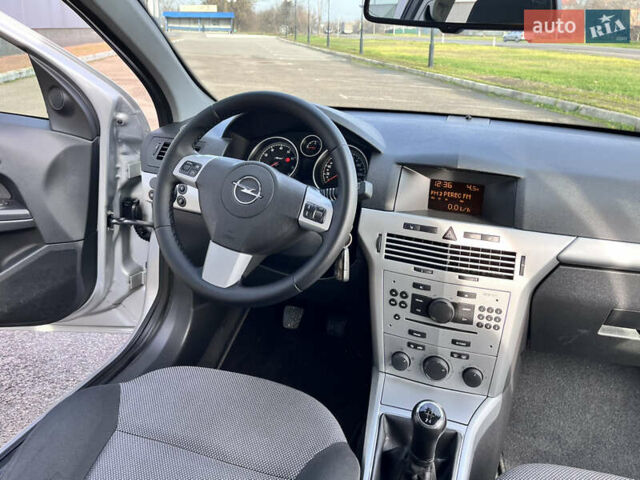 Серый Опель Астра, объемом двигателя 1.6 л и пробегом 230 тыс. км за 5950 $, фото 25 на Automoto.ua