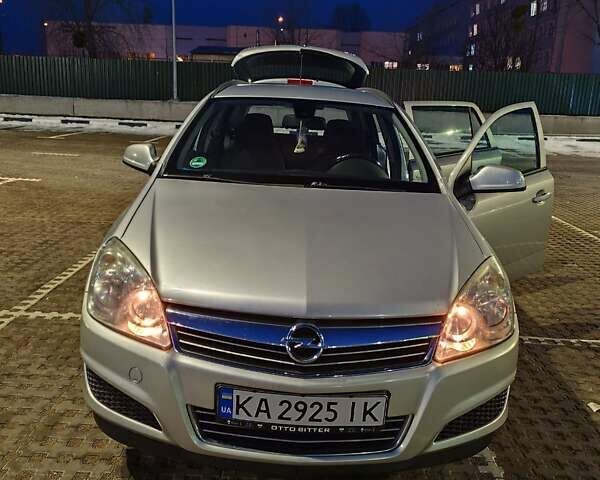 Серый Опель Астра, объемом двигателя 1.7 л и пробегом 200 тыс. км за 5750 $, фото 5 на Automoto.ua