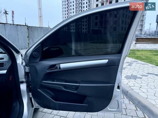 Серый Опель Астра, объемом двигателя 1.69 л и пробегом 252 тыс. км за 4999 $, фото 35 на Automoto.ua