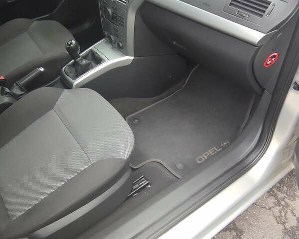 Серый Опель Астра, объемом двигателя 1.6 л и пробегом 199 тыс. км за 5650 $, фото 22 на Automoto.ua
