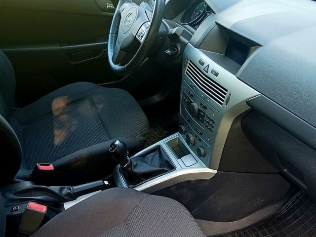 Серый Опель Астра, объемом двигателя 1.4 л и пробегом 113 тыс. км за 5350 $, фото 3 на Automoto.ua