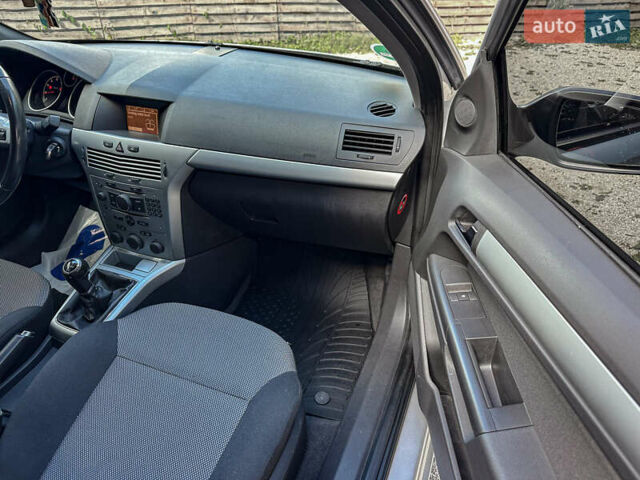 Серый Опель Астра, объемом двигателя 1.6 л и пробегом 210 тыс. км за 5500 $, фото 102 на Automoto.ua