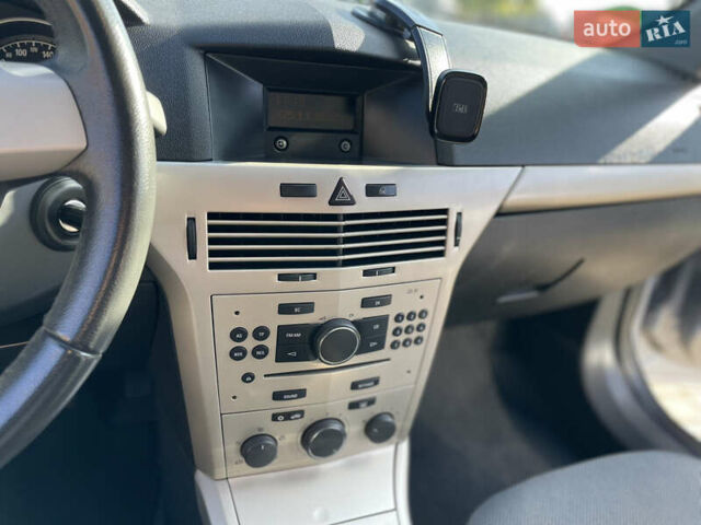 Серый Опель Астра, объемом двигателя 1.6 л и пробегом 228 тыс. км за 5500 $, фото 30 на Automoto.ua