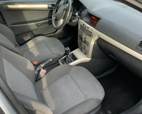 Серый Опель Астра, объемом двигателя 1.6 л и пробегом 205 тыс. км за 5400 $, фото 10 на Automoto.ua