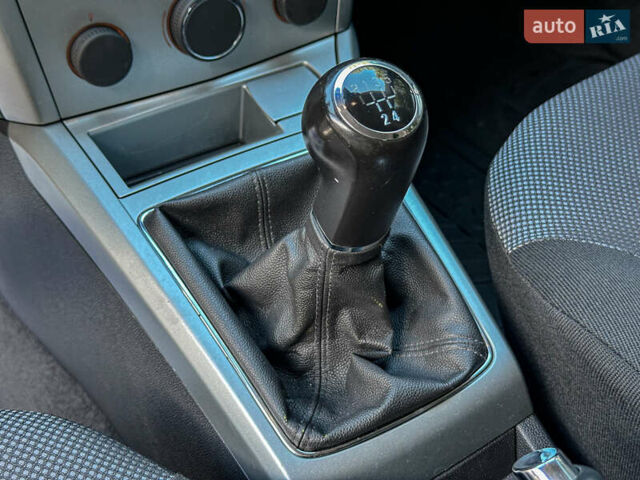 Серый Опель Астра, объемом двигателя 1.6 л и пробегом 210 тыс. км за 5500 $, фото 67 на Automoto.ua