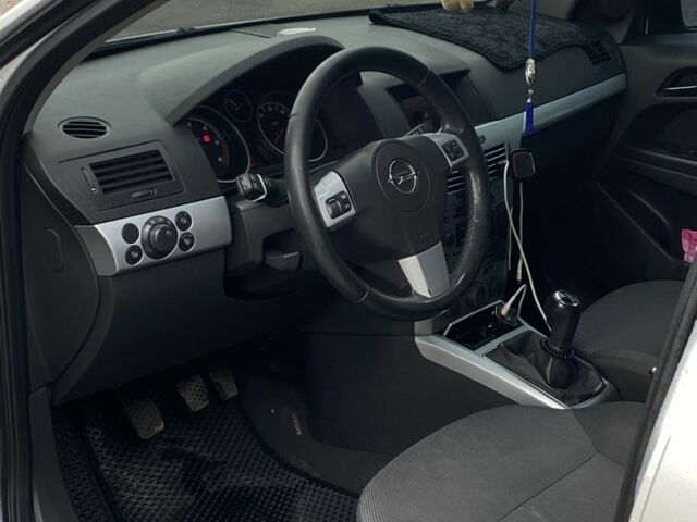 Серый Опель Астра, объемом двигателя 1.7 л и пробегом 281 тыс. км за 4999 $, фото 4 на Automoto.ua