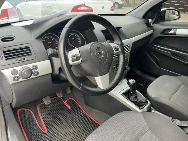 Серый Опель Астра, объемом двигателя 1.7 л и пробегом 254 тыс. км за 5900 $, фото 9 на Automoto.ua