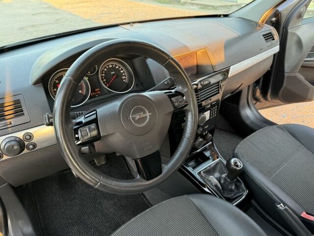 Серый Опель Астра, объемом двигателя 1.7 л и пробегом 271 тыс. км за 3550 $, фото 14 на Automoto.ua