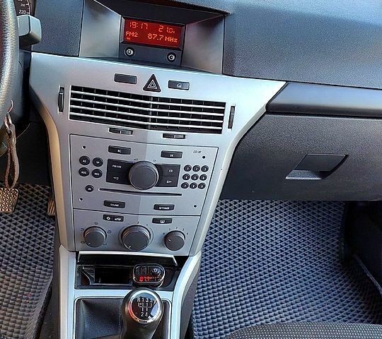 Серый Опель Астра, объемом двигателя 1.6 л и пробегом 236 тыс. км за 6000 $, фото 8 на Automoto.ua