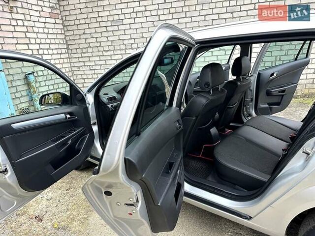 Серый Опель Астра, объемом двигателя 1.7 л и пробегом 304 тыс. км за 5800 $, фото 22 на Automoto.ua