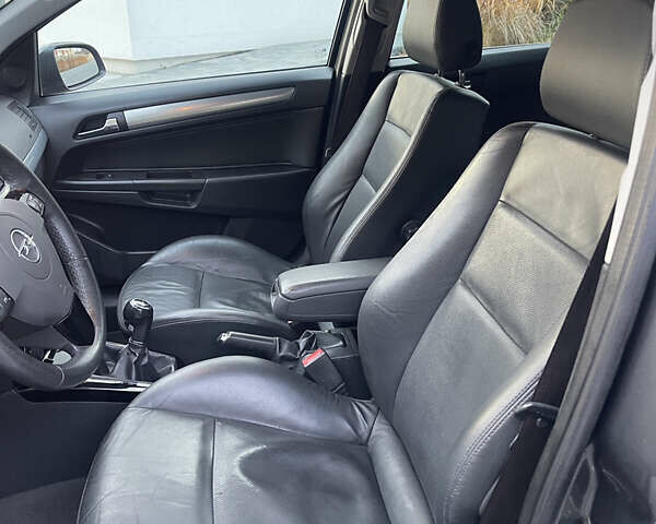 Серый Опель Астра, объемом двигателя 1.6 л и пробегом 198 тыс. км за 6299 $, фото 15 на Automoto.ua