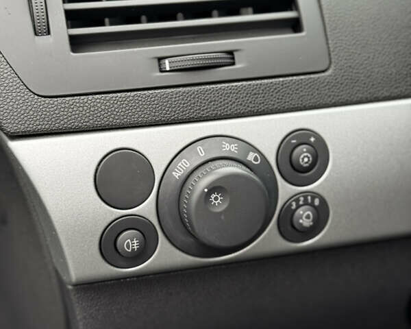 Серый Опель Астра, объемом двигателя 1.4 л и пробегом 199 тыс. км за 5350 $, фото 25 на Automoto.ua