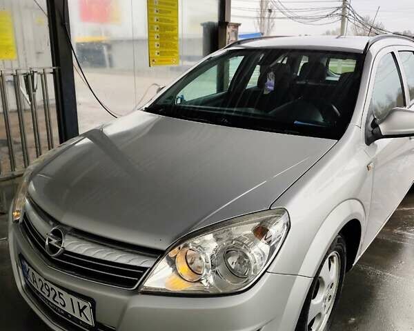 Серый Опель Астра, объемом двигателя 1.7 л и пробегом 200 тыс. км за 5750 $, фото 9 на Automoto.ua