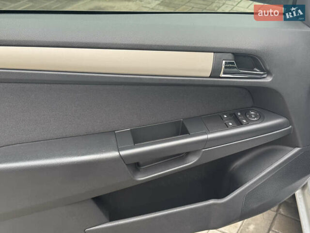 Серый Опель Астра, объемом двигателя 1.6 л и пробегом 237 тыс. км за 6300 $, фото 8 на Automoto.ua