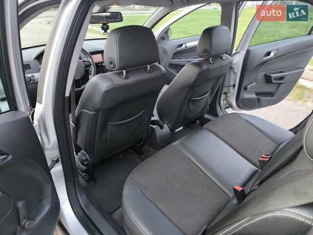 Серый Опель Астра, объемом двигателя 1.6 л и пробегом 229 тыс. км за 6000 $, фото 19 на Automoto.ua